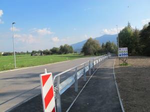 Nov pločnik ob Cesti na Jezerca